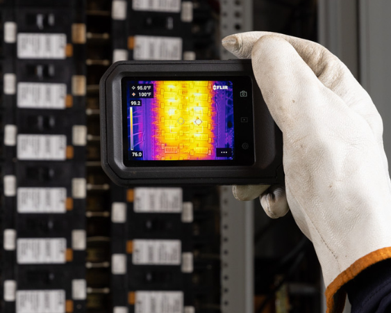 flir-c8-accuracy-electrical-panel-563x450